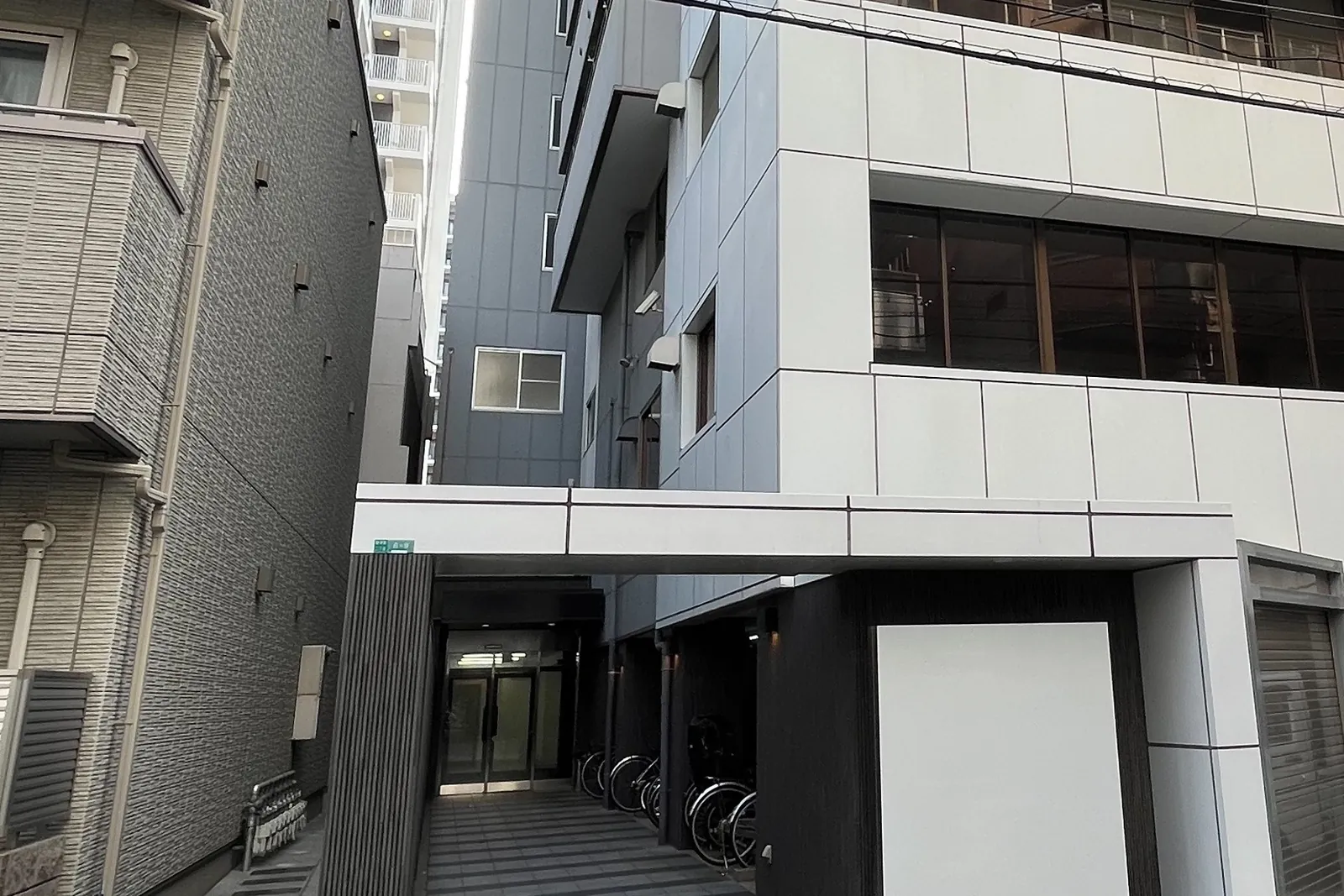 ユイノワが入る建物の入口