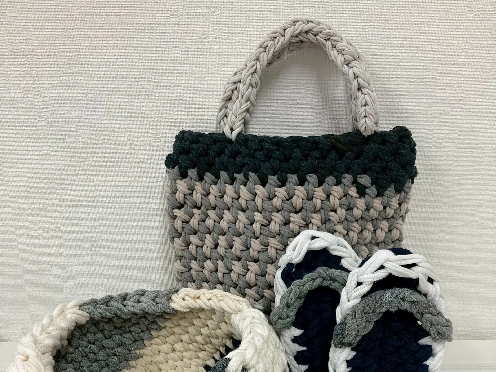 ユイノワで制作された編み物のバッグや小物