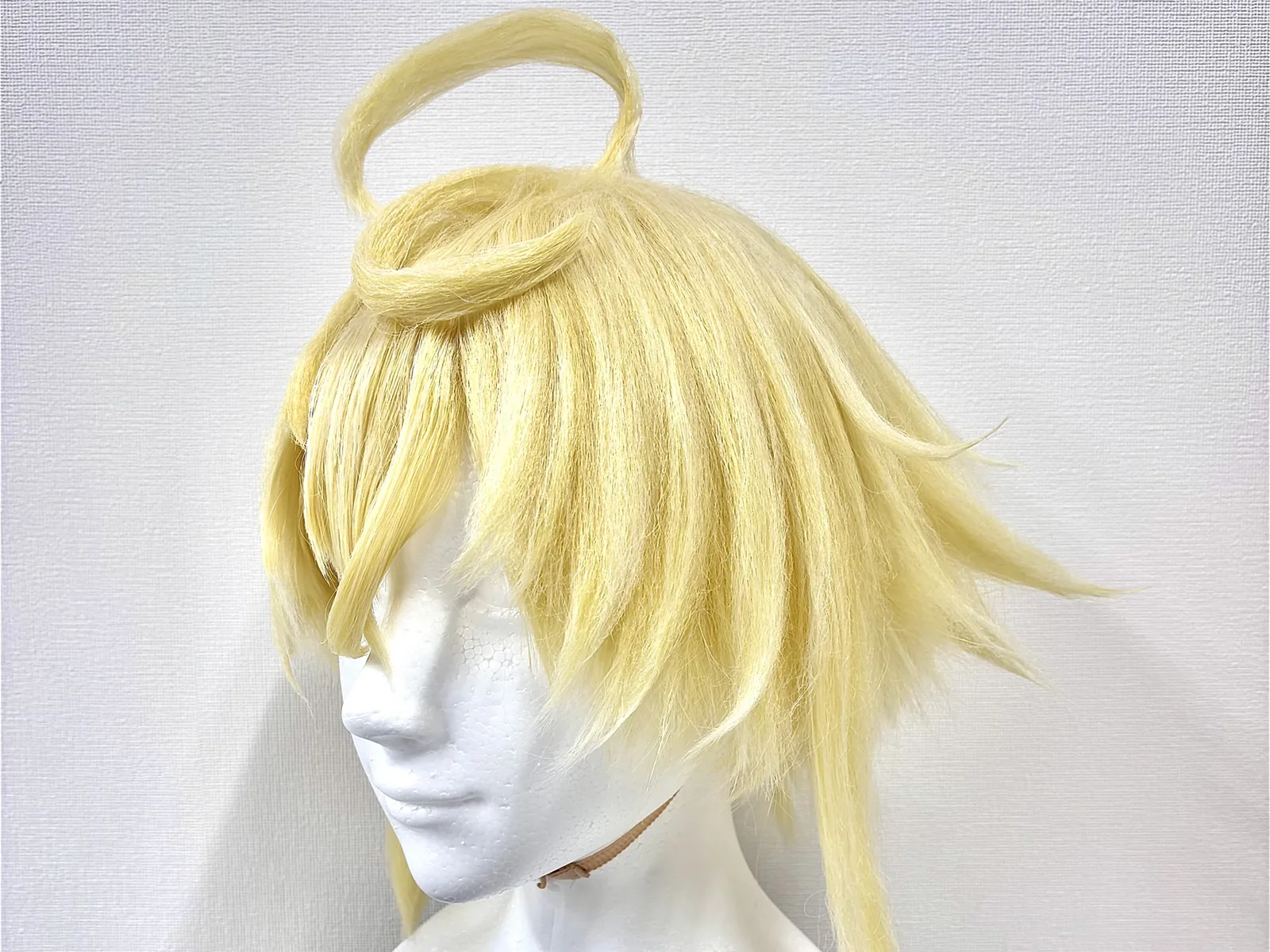 ユイノワで制作されたコスプレウィッグをマネキンに展示した様子